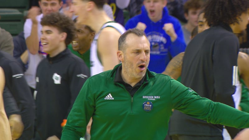 Doug Gottlieb on the side of a UW-Green Bay men's Phoenix game (file)