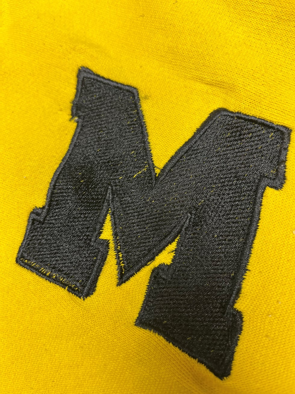 Un fanático de los deportes cuestiona la mercancía deportiva después de una compra en línea