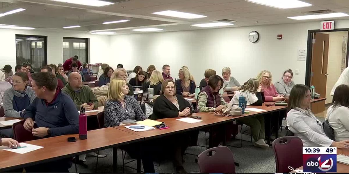 Public asks for censure of De Pere school board member