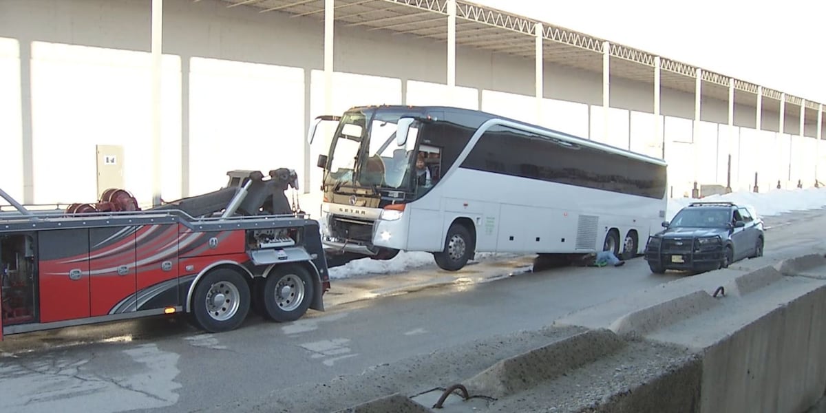 Dozens injured after charter bus crashes off I-43 ramp in Green Bay